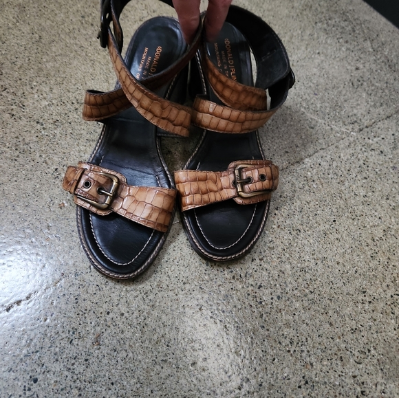 Donald J Pliner strappy leather sandals - Picture 2 of 5